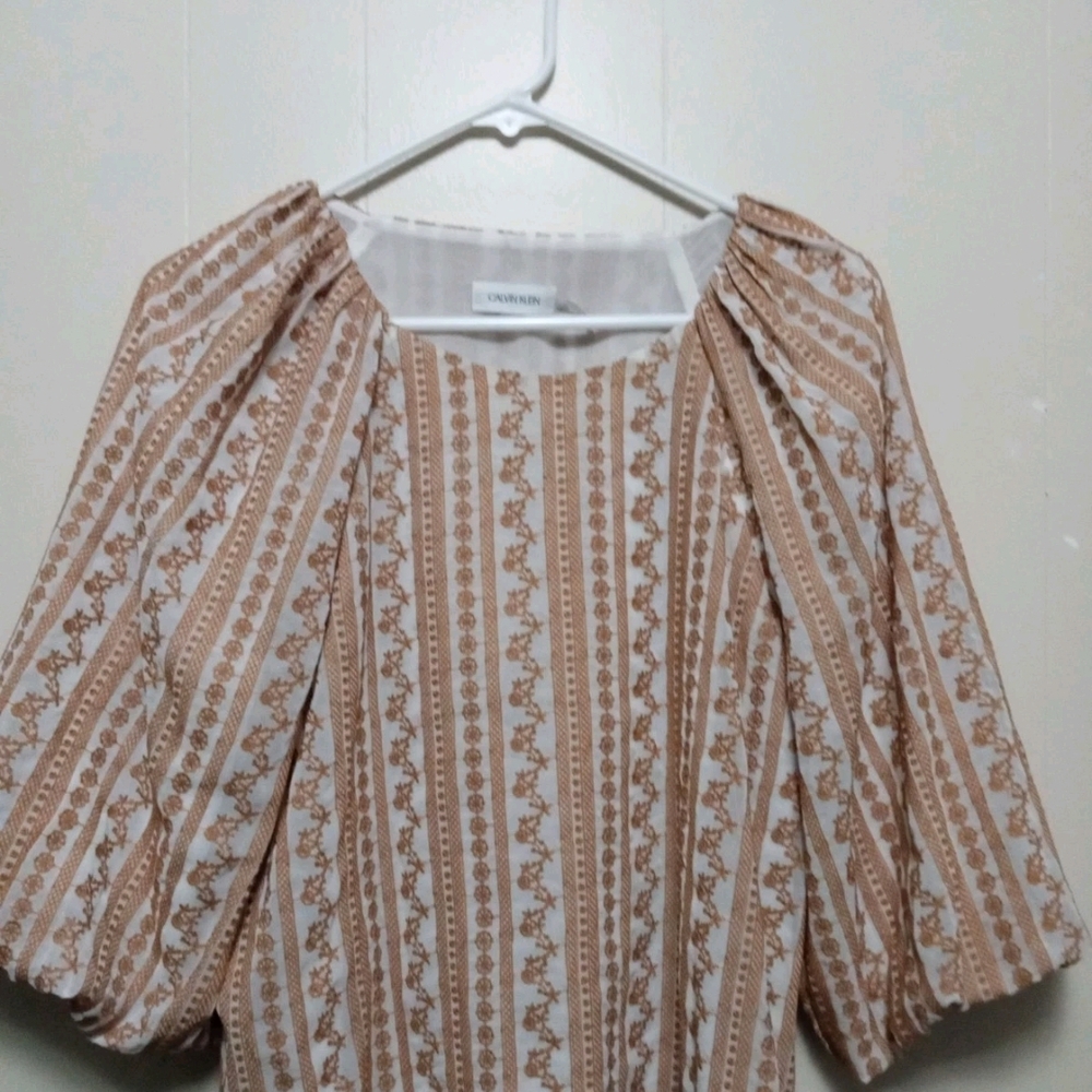 Chic Women's Medium Top in Brown and White Pattern From Calvin Klein